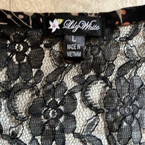 Lilly White Black Flower Blouse. Size L - Picture 3 of 9